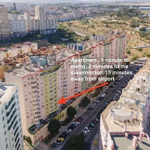1-minute Walk To The Metro And 2 To The Supermarket Apartamento